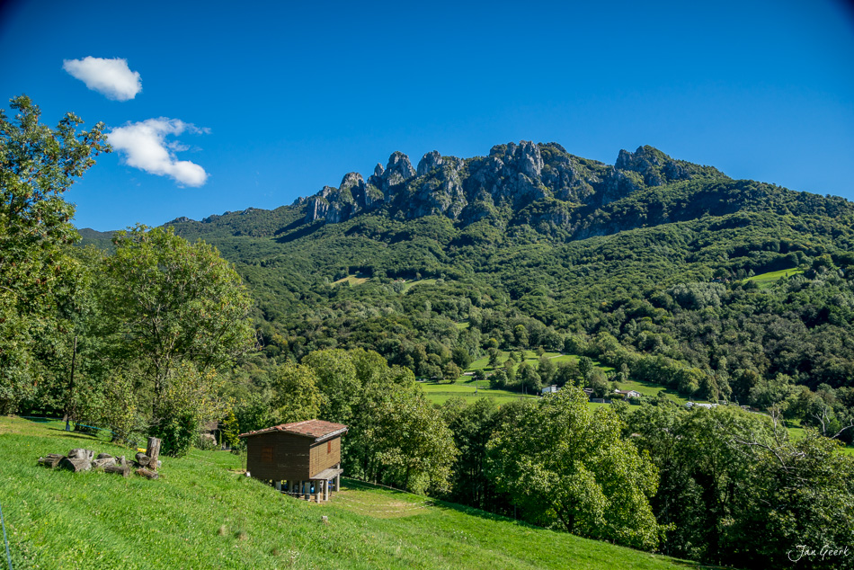 Rustikale Berghütte in grüner Alpenlandschaft bei Locarno, Sommeraufnahme, Tessin Schweiz – Jan Geerk Fotograf Basel