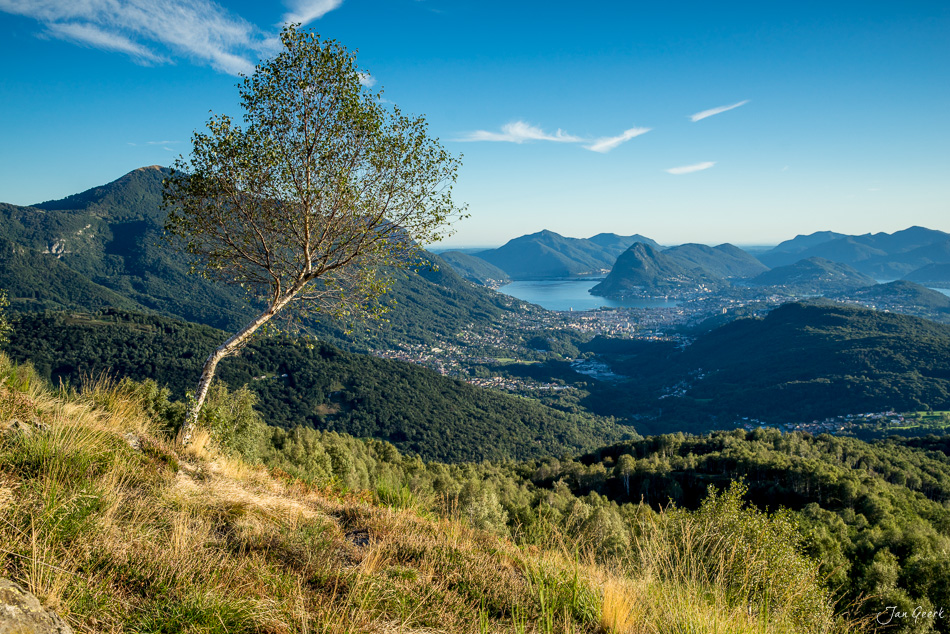 Alpiner See mit Bergpanorama im Tessin, Sommerlandschaft in der Schweiz – Jan Geerk Fotograf Basel