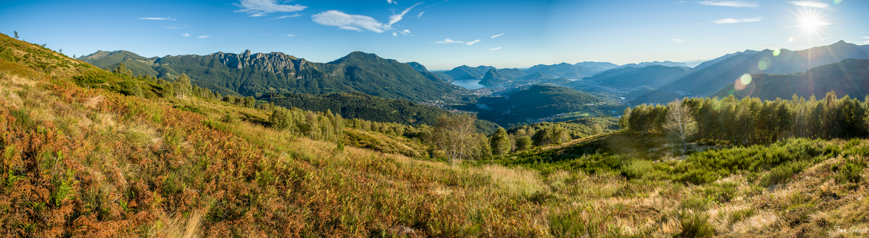Panoramablick auf Locarno und Lago Maggiore vom Bergabhang im Sommer, Tessin Schweiz – Jan Geerk Fotograf Basel