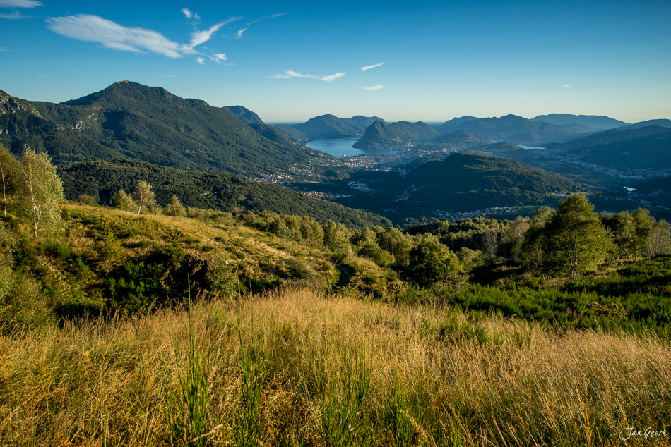 Berglandschaft mit See im Tessin, Sommerausblick auf Alpine Täler und Gewässer, Schweiz – Jan Geerk Fotograf Basel