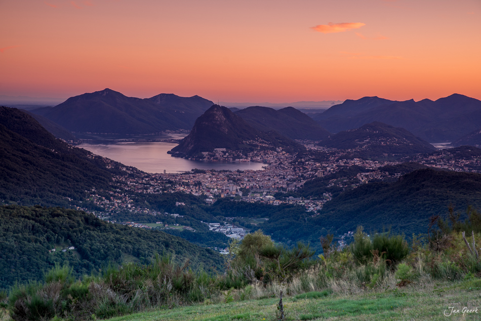 Sonnenaufgang über Locarno mit Monte Verità, Tessin, Sommermorgen, Schweiz – Jan Geerk Fotograf Basel