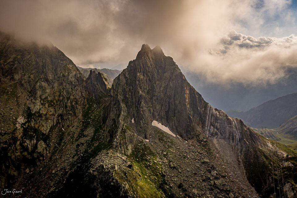 Dramatische Felswand Alpen Tessin Luftaufnahme Wolkenhimmel Schweiz Jan Geerk Fotograf Basel