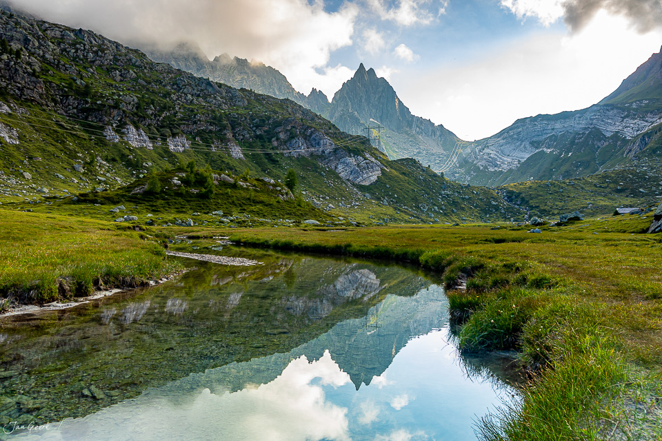 Alpbach mit Spiegelung in grüner Berglandschaft, Tessin, Sommer, Schweiz – Jan Geerk Fotograf Basel