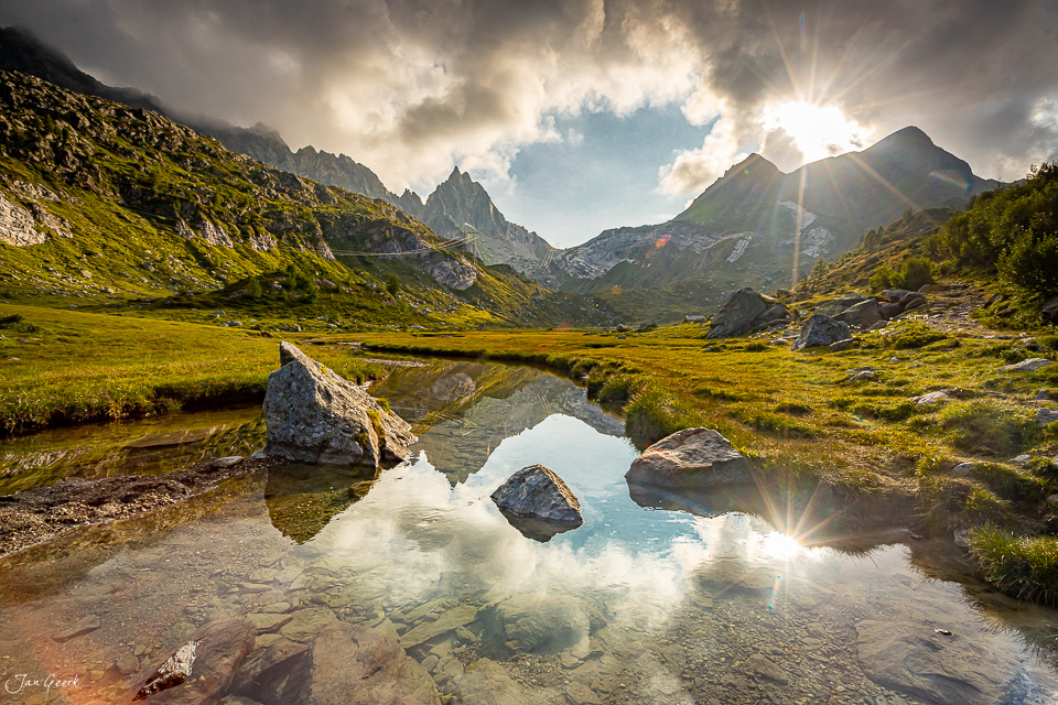 Alpiner See mit Spiegelung und Berggipfeln in den Tessin Alpen, Sommerlichtstimmung, Schweiz – Jan Geerk Fotograf Basel