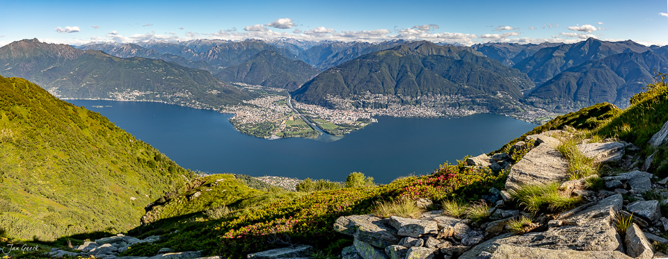 Alpenpanorama Monte Gambarogno mit Blick auf Lago Maggiore und Ascona, Sommerlicht, Tessin Schweiz – Jan Geerk Fotograf Basel