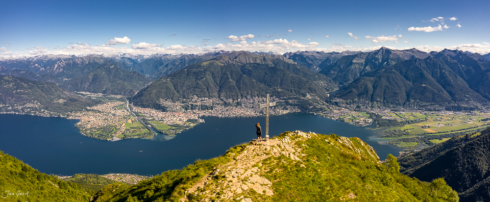 Luftaufnahme Monte Gambarogno mit Lago Maggiore Ascona Locarno Sommerlichtstimmung Tessin Schweiz Jan Geerk Fotograf Basel