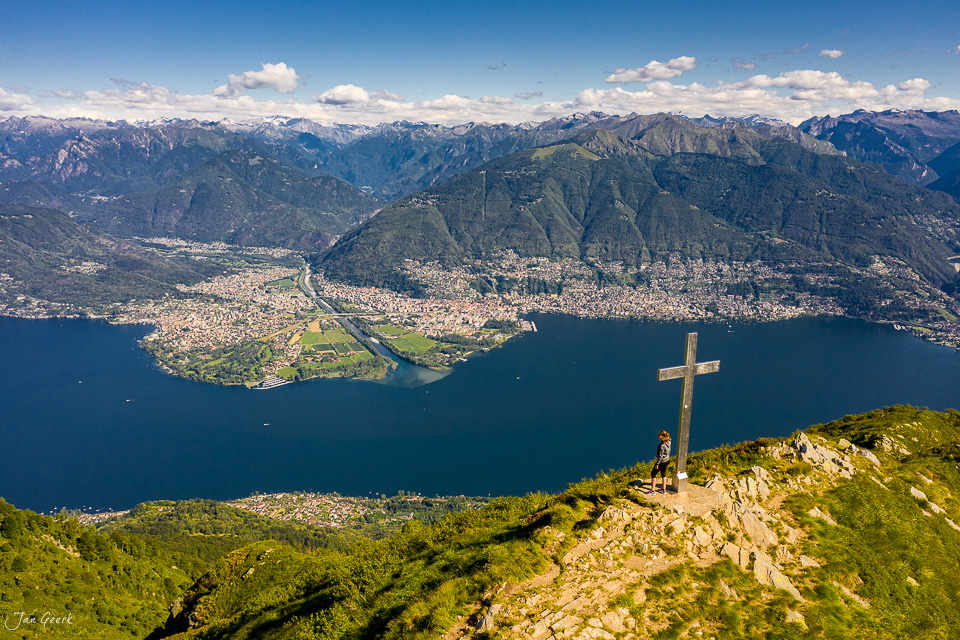 Holzkreuz auf dem Monte Gambarogno mit Blick auf Ascona und den Lago Maggiore im Sommer, Tessin Schweiz – Jan Geerk Fotograf Basel