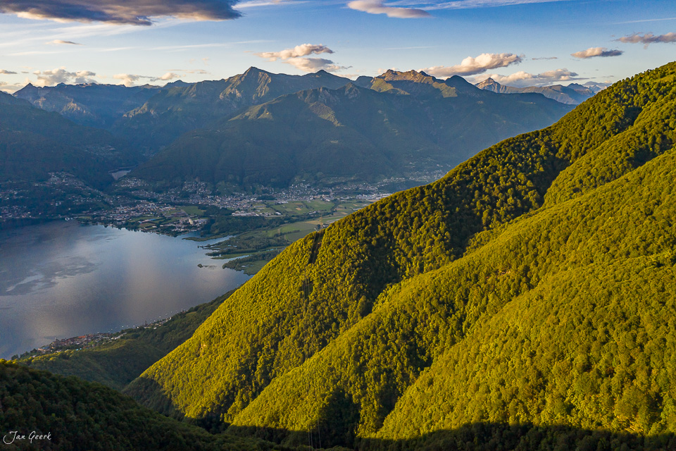 Luftaufnahme Monte Gambarogno mit Lago Maggiore und Tessiner Alpen bei Sommerlicht – Jan Geerk Fotograf Basel Schweiz