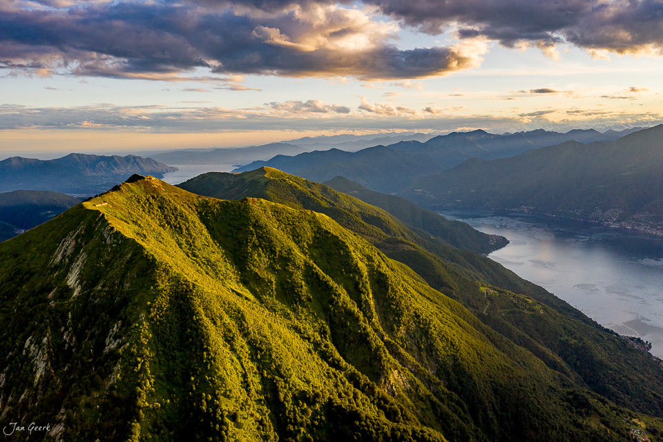 Alpengipfel Monte Gambarogno mit grünen Hängen, Lago Maggiore im Hintergrund, Abendlicht Tessin Schweiz – Jan Geerk Fotograf Basel