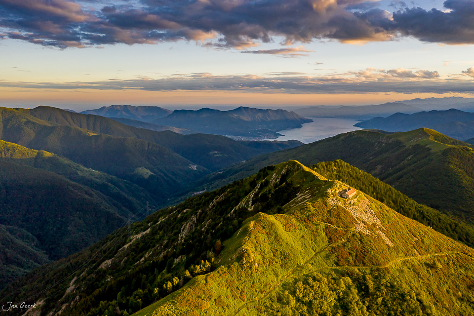Luftaufnahme Monte Gambarogno mit Alpwiesen im Sommerlicht, Tessin Schweiz – Jan Geerk Fotograf Basel