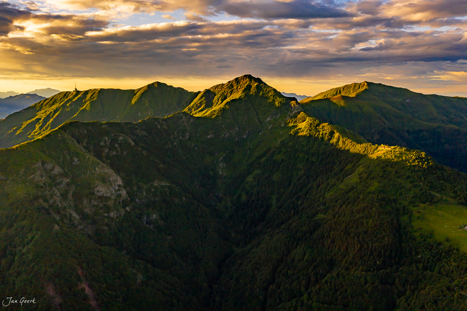 Alpental mit Bergketten im Kantlicht bei Sonnenuntergang, Monte Gambarogno Tessin Schweiz – Jan Geerk Fotograf Basel