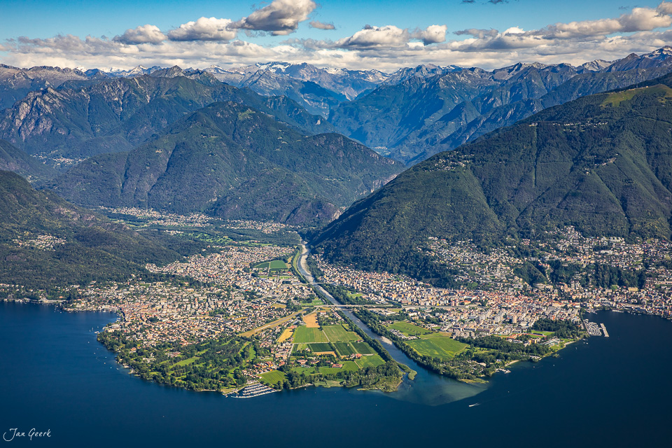 Luftaufnahme Locarno mit Lago Maggiore Berglandschaft Sommerlicht Tessin Schweiz Jan Geerk Fotograf Basel