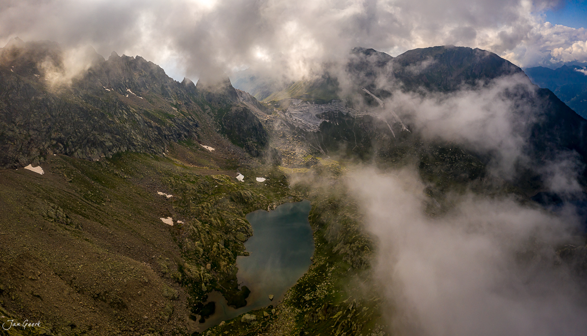 Bergsee mit Nebel und dramatischen Alpenspitzen in Tessin, Südschweiz – Jan Geerk Fotograf Basel