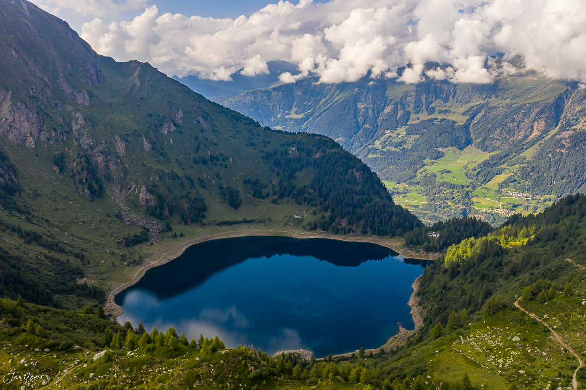 Lago Tremorgio im Tessin von oben mit alpinem See, grünen Bergen und Wäldern unter Sommerhimmel – Luftaufnahme von Jan Geerk Fotograf Basel Schweiz