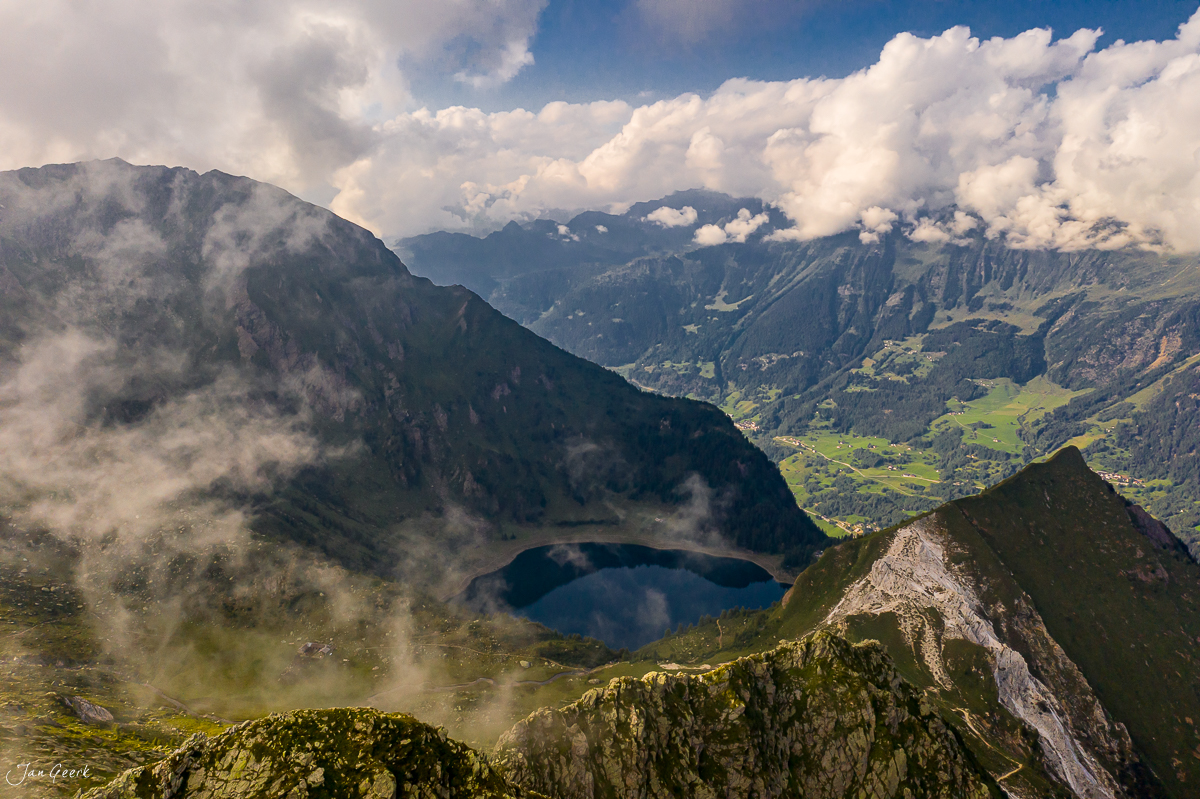 Alpenlandschaft mit See und Nebel im Tessin, Luftaufnahme Schweiz – Jan Geerk Fotograf Basel