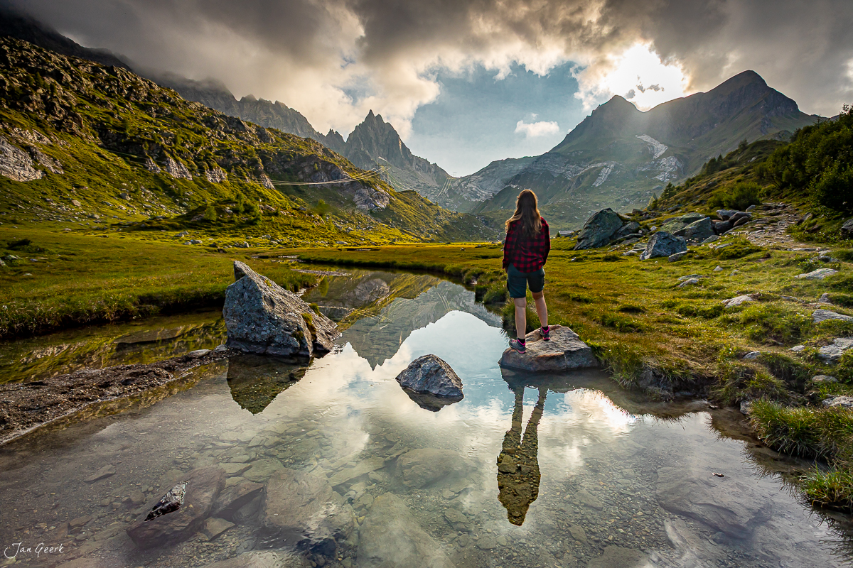 Wanderin an Bergsee mit Spiegelung, Tessin Alpen Sommerlicht, Südschweiz – Jan Geerk Fotograf Basel
