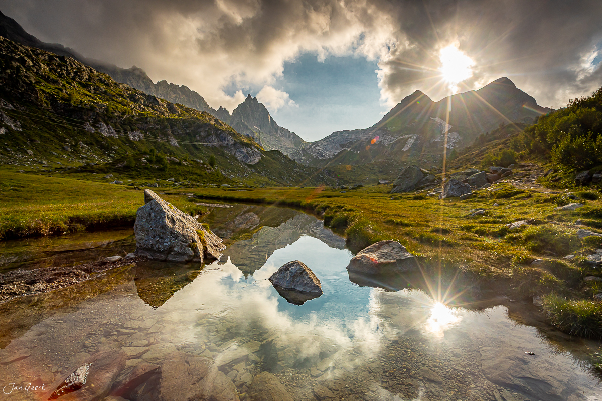 Alpenmeer mit Gebirgsreflexion am Tremorgio See Tessin Sommerlicht Schweiz Jan Geerk Fotograf Basel