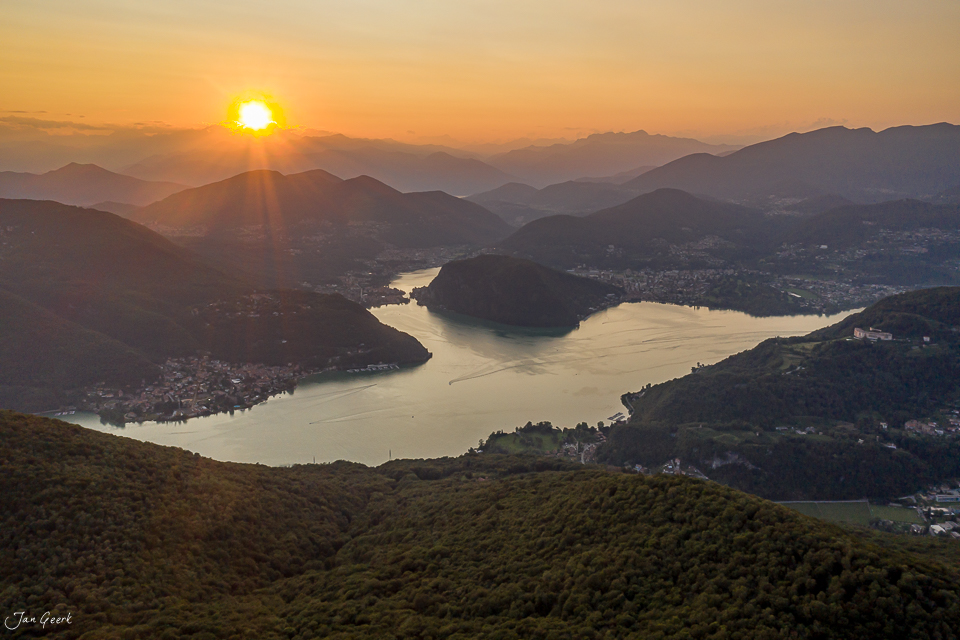 Luftaufnahme Tessin Sonnenaufgang über See und Berge Südschweiz – Jan Geerk Fotograf Basel