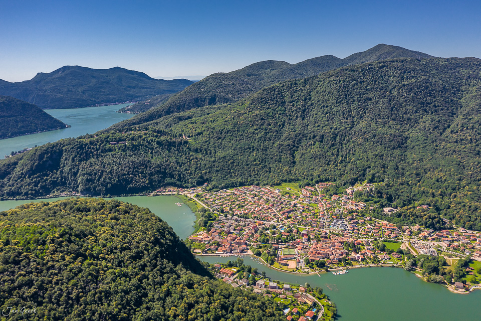 Luftaufnahme von Ascona mit Lago Maggiore, grüne Berglandschaft, Sommerlich. Tessin Schweiz – Jan Geerk Fotograf Basel