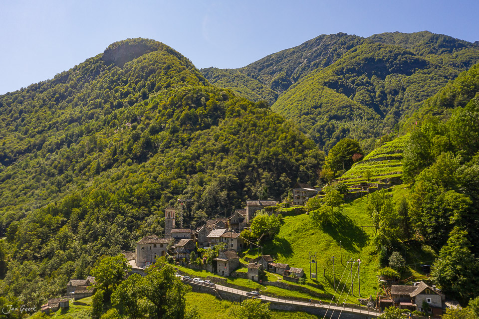Luftaufnahme des Dorfes Corippo im Tessin mit grünen Bergen und Waldlandschaft im Sommer, Südschweiz – Jan Geerk Fotograf Basel