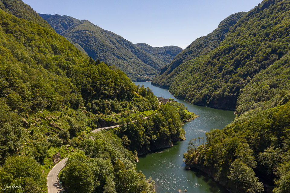 Stausee mit grünen Wäldern und Bergketten im Tessin Schweiz bei Sonnenschein Jan Geerk Fotograf Basel