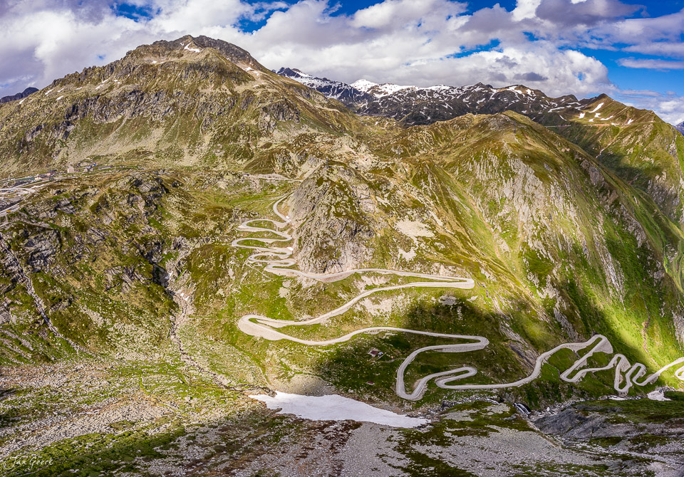 Luftaufnahme Tremola Passstrasse mit Serpentinen Gotthard Tessin Sommer Schweiz Jan Geerk Fotograf Basel