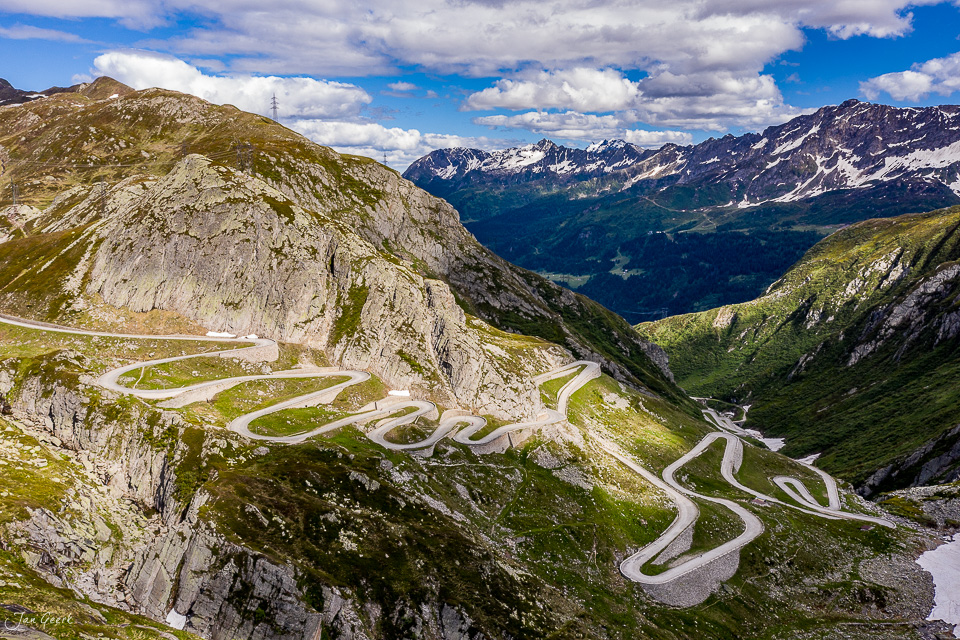 Serpentinen Gotthard Pass Luftaufnahme Sommer Tessin Schweiz Jan Geerk Fotograf Basel