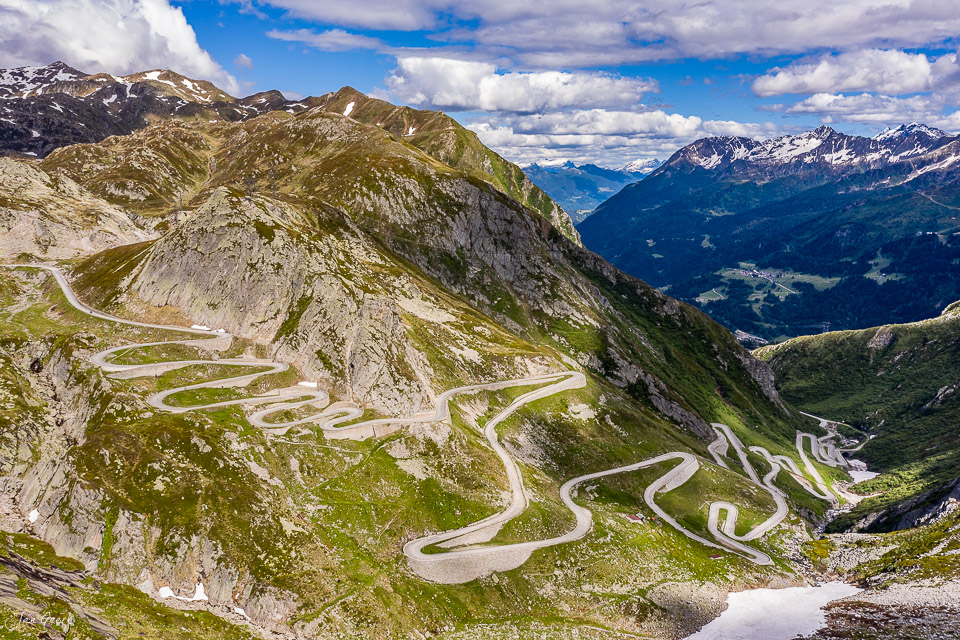 Luftaufnahme der serpentinen Passstrasse Gotthard mit alpiner Berglandschaft im Sommer, Tessin Schweiz – Jan Geerk Fotograf Basel
