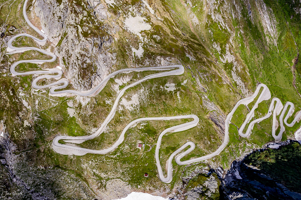Serpentinen der Tremola Passstrasse in Luftaufnahme, Gotthard Tessin, Sommerlicht, Schweiz – Jan Geerk Fotograf Basel