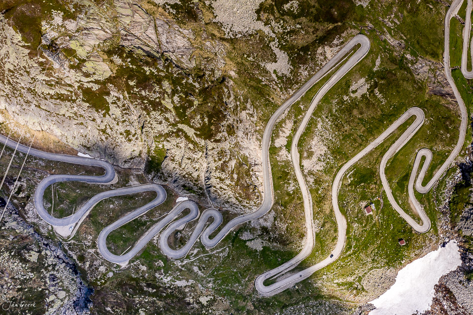 Serpentinen der Tremola Pass-Strasse Luftaufnahme Sommer Tessin Schweiz Jan Geerk Fotograf Basel