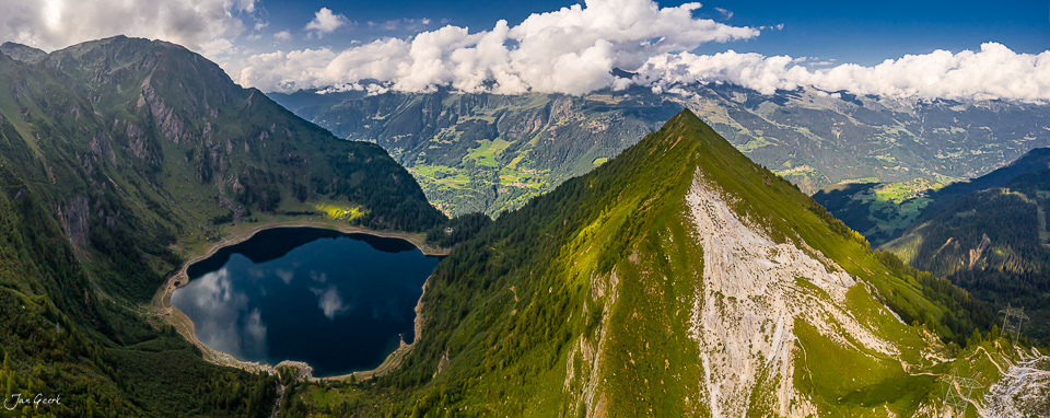Luftaufnahme des Lago Tremorgio mit alpinem Bergsee, grünen Wäldern und Berglandschaft im Tessin, Südschweiz – Jan Geerk Fotograf Basel