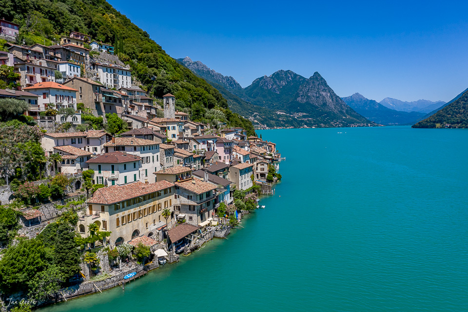 Luftaufnahme des Dorfes Gandria am Lago di Lugano im Tessin, Schweiz – Jan Geerk Fotograf Basel