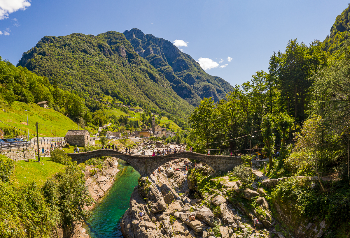 Steinbrücke über türkisgrüner Schlucht mit Bergdorf Lavertezzo im Tessin, Schweiz – Jan Geerk Fotograf Basel