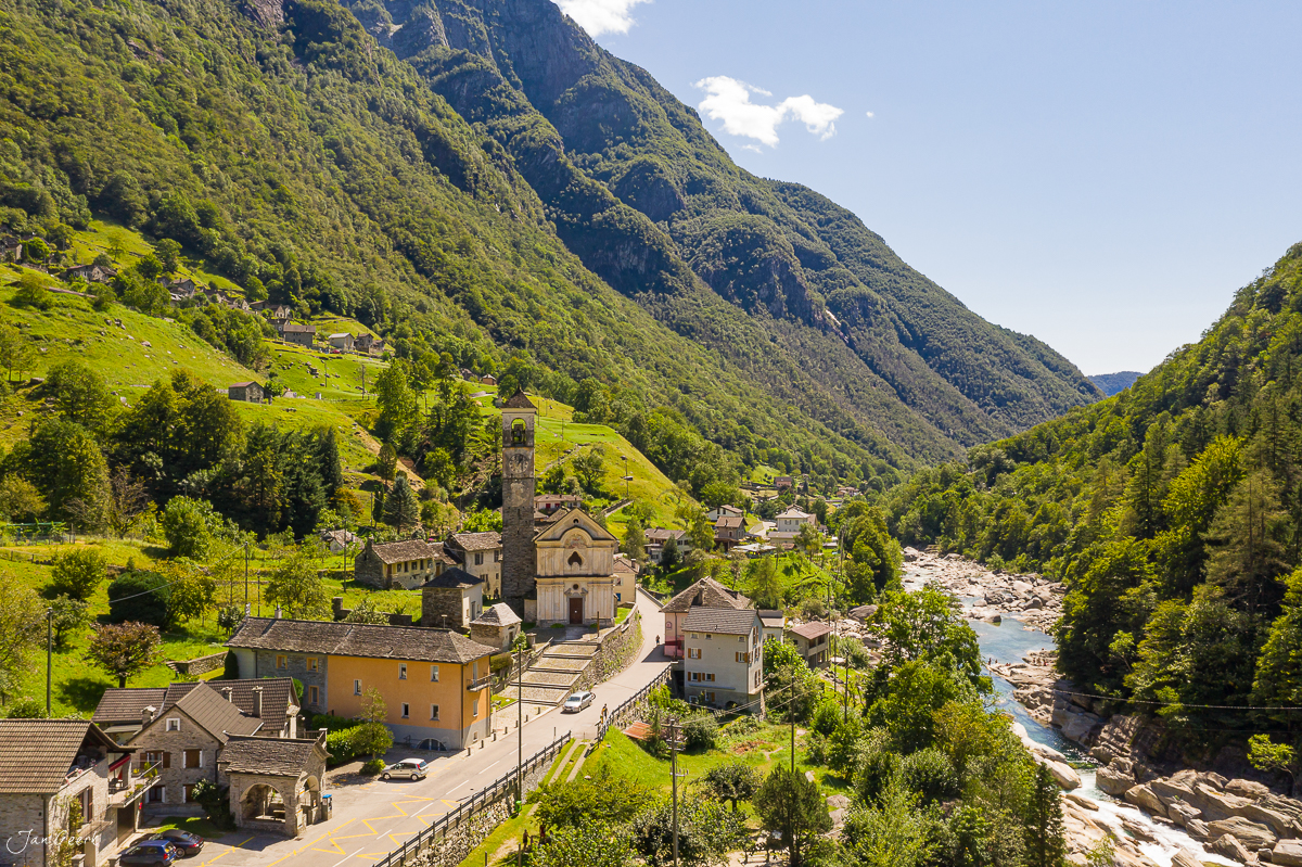 Luftaufnahme des Dorfes Lavertezzo mit Kirche, grüne Berghänge und Fluss, sonnig Sommer Tessin Schweiz – Jan Geerk Fotograf Basel