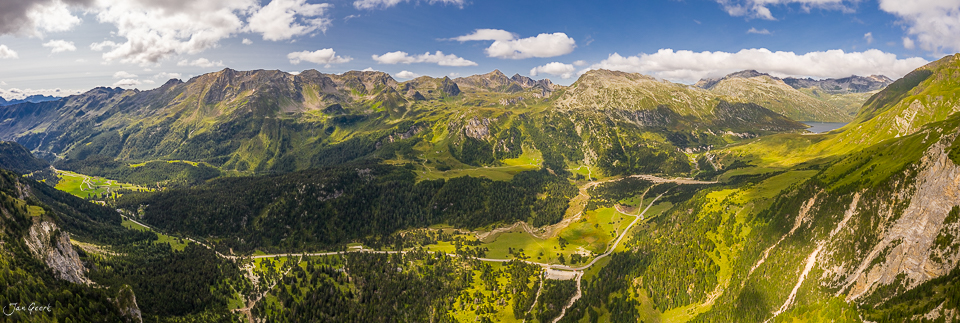 Luftaufnahme Lukmanierpass mit grünen Bergen, Seen und Tälern im Tessin, Schweiz – Jan Geerk Fotograf Basel