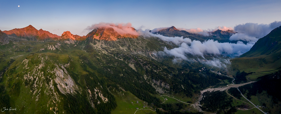 Luftaufnahme Tessin mit schneebedeckten Bergen, Morgenlicht und Tälern, Südschweiz – Jan Geerk Fotograf Basel