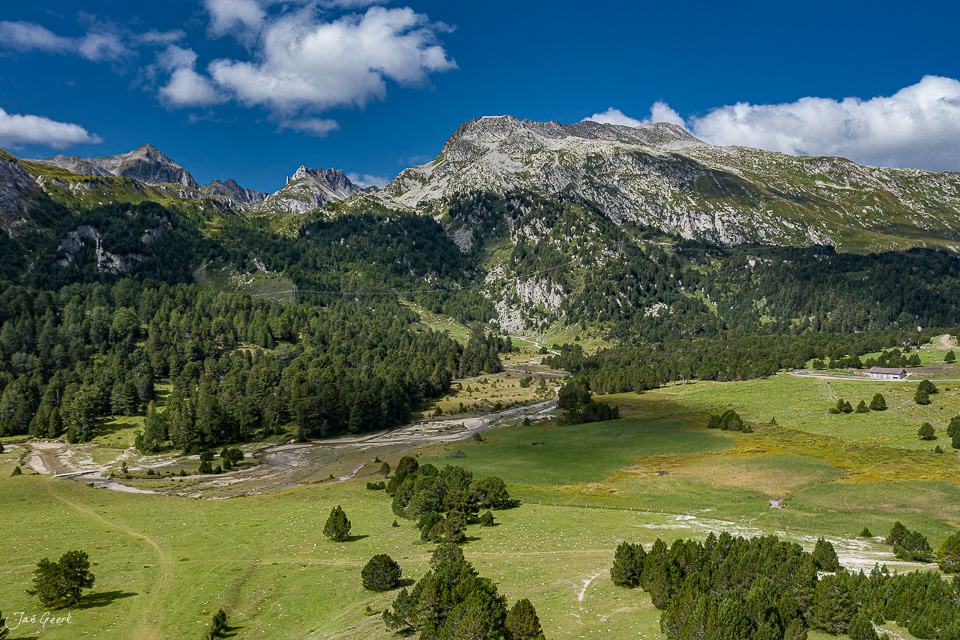 Alpental mit Fluss und Bergkette Lukmanierpass Tessin Sommer Schweiz Jan Geerk Fotograf Basel