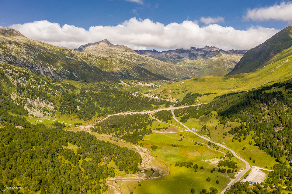 Luftaufnahme Lukmanierpass mit grünen Alpentälern, Serpentinen und Bergen im Sommer, Tessin Schweiz – Jan Geerk Fotograf Basel