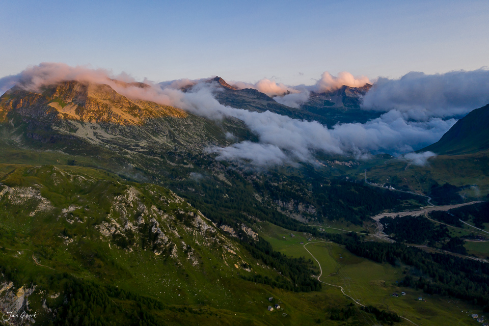 Luftaufnahme Lukmanierpass mit Bergketten, Morgennebel und grünen Alpweiden, Tessin Schweiz – Jan Geerk Fotograf Basel