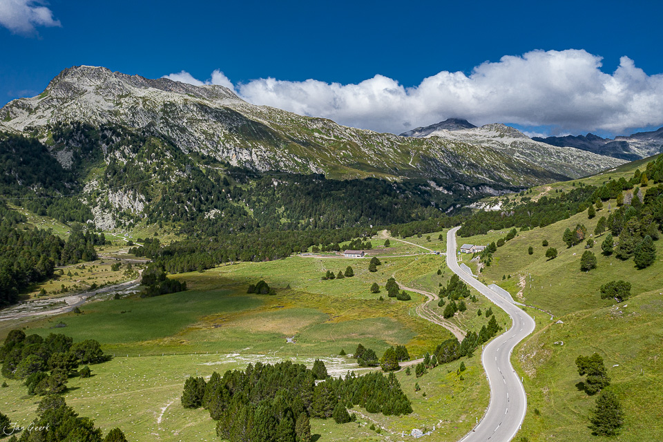 Serpentinen Lukmanierpass Tessin Alpen Luftaufnahme Sommer Schweiz Jan Geerk Fotograf Basel