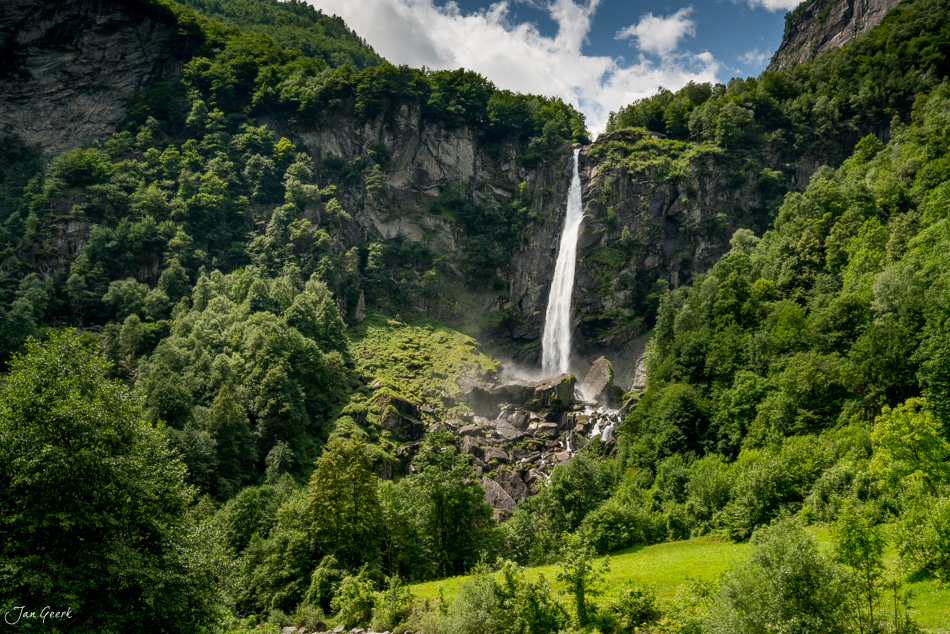 Wasserfall im Maggiatal Tessin Sommer Schweiz Jan Geerk Fotograf Basel
