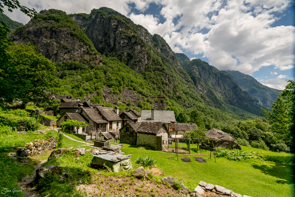 Dorfansicht Foroglio mit historischen Steinhäusern, grüne Berglandschaft, Maggiatal Tessin Schweiz – Jan Geerk Fotograf Basel