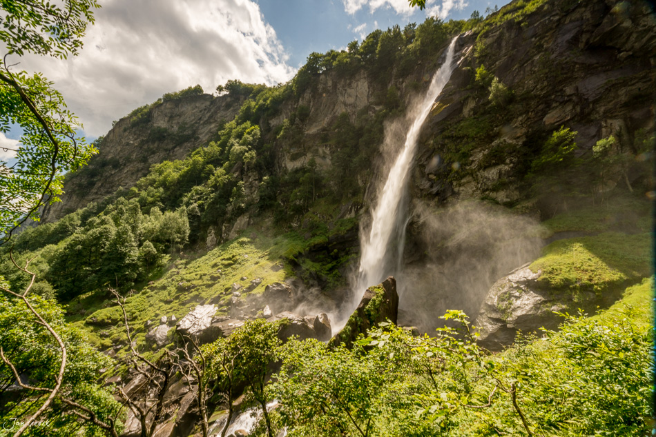 Wasserfall im Maggiatal Tessin Sommerliche Berglandschaft mit Wasserfallkaskade grüne Alpweiden Schweiz Jan Geerk Fotograf Basel