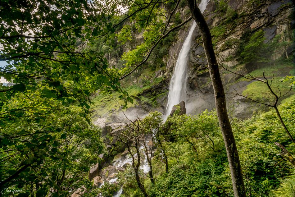 Wasserfall im Maggiatal Tessin Sommer grüne Vegetation Schweiz Jan Geerk Fotograf Basel