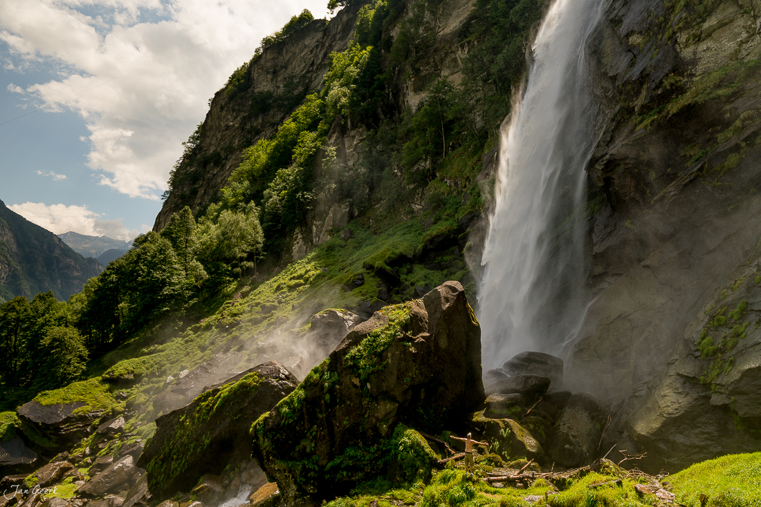 Wasserfall im Maggiatal Tessin Sommerlandschaft grüne Felswand Schweiz Jan Geerk Fotograf Basel