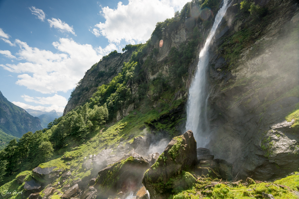 Wasserfall im Maggiatal Tessin Sommerlandschaft grüne Berghänge Schweiz Jan Geerk Fotograf Basel