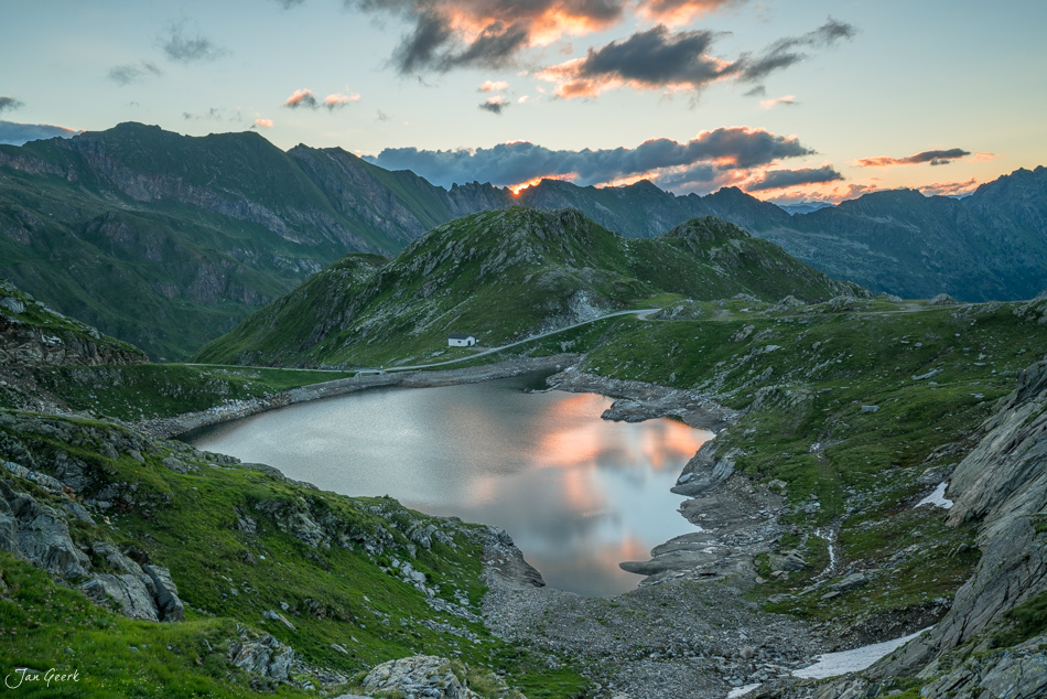 Alpensee im Maggiatal bei goldenem Sonnenuntergang, Tessin, Schweiz – Jan Geerk Fotograf Basel