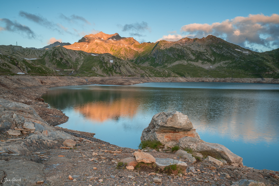 Alpiner See in der Maggiatal Hochebene bei Sonnenaufgang, Tessin Schweiz – Jan Geerk Fotograf Basel