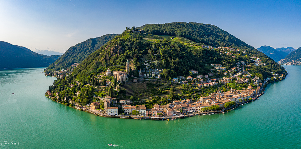 Luftaufnahme Morcote Tessin mit türkisem See, grünen Bergen und historischen Gebäuden – Schweiz Jan Geerk Fotograf Basel
