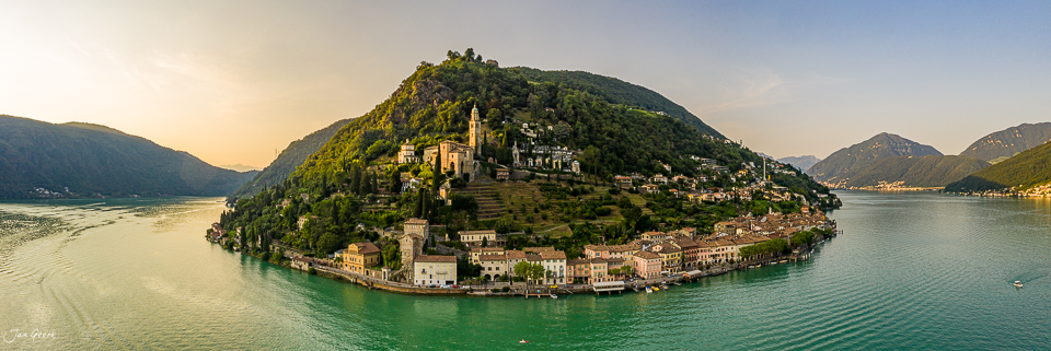 Luftaufnahme Morcote mit Kirche und See in goldener Abendstimmung, Tessin Schweiz – Jan Geerk Fotograf Basel